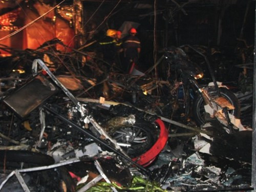 4. Đại lý Honda VN chìm trong biển lửa suốt đêm. Một vụ hỏa hoạn kéo dài từ đêm 25/4 đến rạng sáng ngày 26/4 tại Công ty TNHH Thương mại và dịch vụ Tân Long Vân (đại lý của hãng Honda VN, thị xã Thuận An, tỉnh Bình Dương) đã khiến hàng trăm xe máy mới bị thiêu rụi, gây thiệt hại tài sản nghiêm trọng.