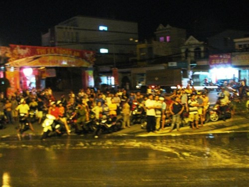 Nguyên nhân do chiều tối 25/4, khu vực TP HCM và Bình Dương xảy ra mưa lớn gây giông gió cực mạnh. Một tấm pano quảng cáo đổ đã làm đứt dây điện, khiến hệ thống điện xung quanh công ty Tân Long Vân bị cô lập hoàn toàn, gây ra vụ cháy.