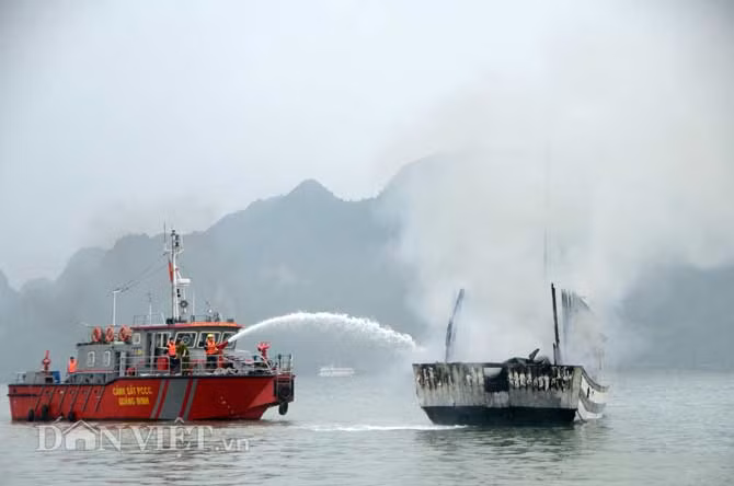 Sau khi tham quan và nghỉ đêm trên Vịnh, khoảng 10h30 sáng 10/4, tàu quay về bờ theo lộ trình tuyến 2, khi đi đến khu vực gần hòn Trống Mái, các thuyền viên trên tàu phát hiện cháy trên tàu.