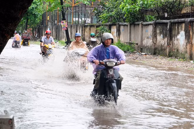 Cảnh ngập úng khiến xe cộ đi lại rất khó khăn.