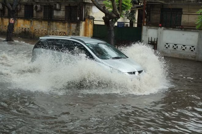 Cơn mưa trên diện rộng toàn thành phố bắt đầu lúc 23h tối 26/4 và kéo dài đến 8h30 sáng nay 27/4. Lượng mưa đo được có nơi lên tới 165mm, thấp nhất 92mm.