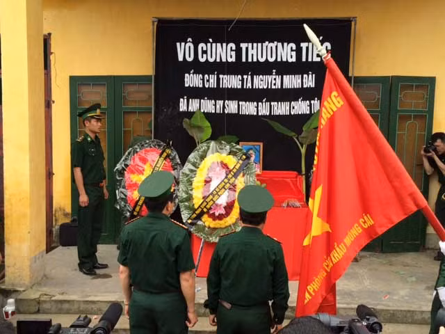 Đại tướng Phùng Quang Thanh, Bộ trưởng Bộ Quốc phòng gửi vòng hoa viếng. Ảnh: Quân đội Nhân dân.