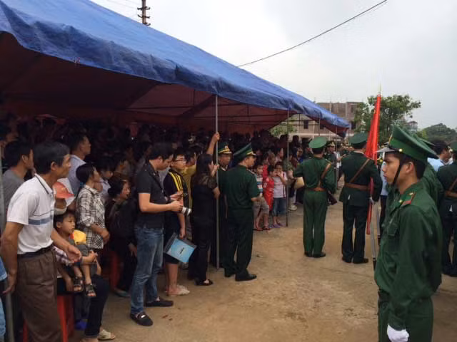 Sau lễ truy điệu, đơn vị cùng nhân dân tổ chức đưa trung tá Đãi về với đất mẹ ở Chí Linh, Quế Võ, Bắc Ninh. Ảnh: Tuổi Trẻ.