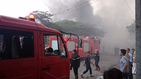 Lực lượng PCCC nỗ lực dập lửa. Ảnh: TTVH.