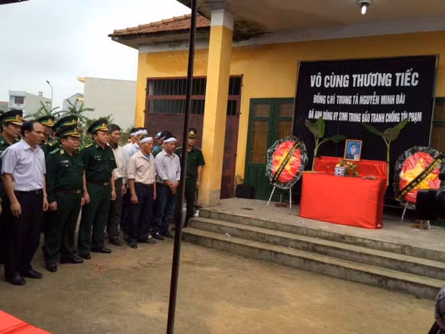 Vụ việc một nhóm người Trung Quốc nhập cảnh trái phép rồi cướp súng, xả đạn ngay tại cửa khẩu Bắc Phong Sinh, huyện Hải Hà, tỉnh Quảng Ninh ngày 18/4 đã khiến hai sĩ quan biên phòng QĐND Việt Nam là Trung tá chuyên nghiệp Nguyễn Minh Đãi và Trung uý chuyên nghiệp Lê Vũ Việt Khánh hy sinh khi đang làm nhiệm vụ. Ảnh: Dân Việt.