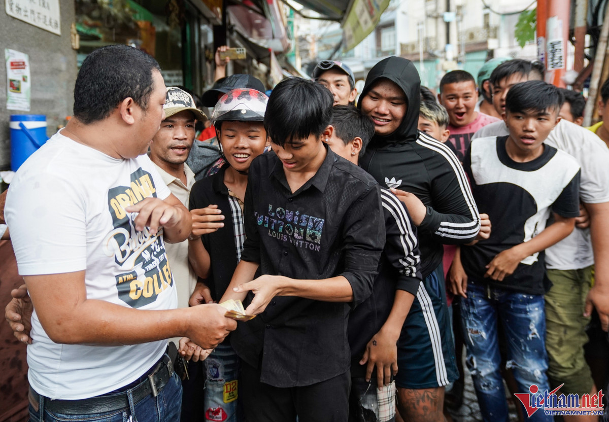 Tuy nhiên, vẫn có người xếp hàng quay vòng để nhận được nhiều tiền hơn.