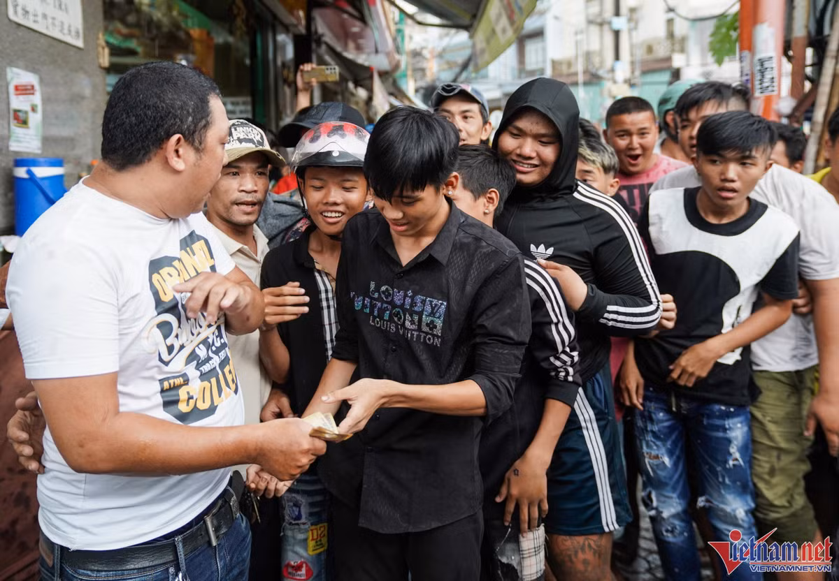 Tuy nhiên, vẫn có người xếp hàng quay vòng để nhận được nhiều tiền hơn.