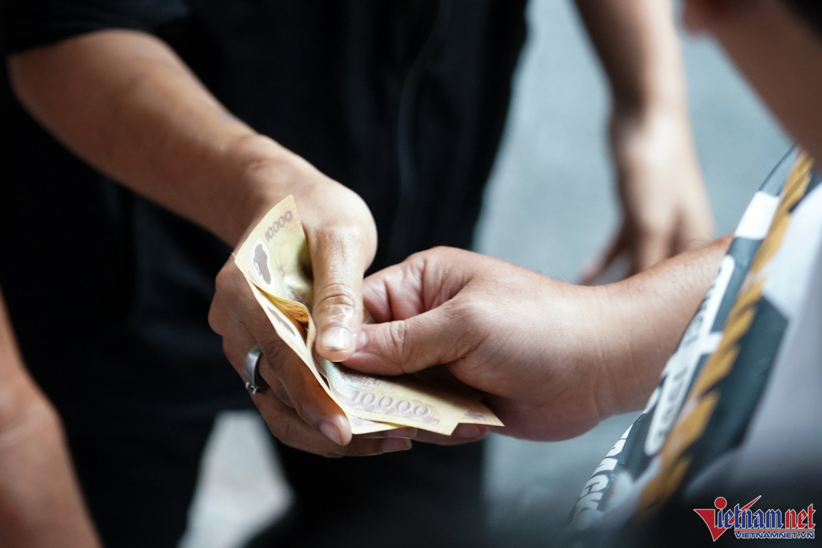 Theo quy định của chủ nhà, mỗi người chỉ được lấy 20.000 đ.