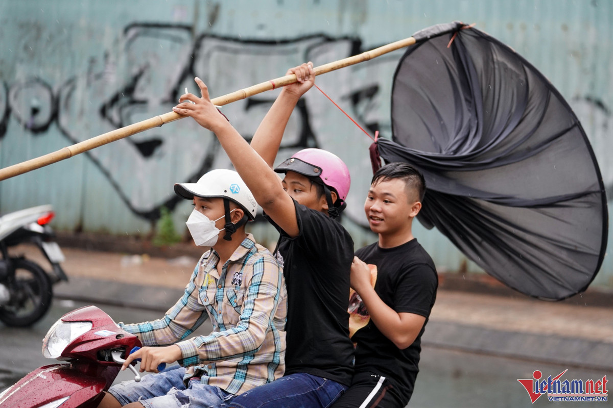 Vào ngày rằm tháng 7, nhiều gia đình tại TP.HCM trong đó chủ yếu là người Hoa ở Chợ Lớn làm mâm cúng cô hồn. Như mọi năm, chiều nay đội quân cướp giật tiền cúng cô hồn lại xuất hiện. Họ chuẩn bị sẵn các dụng cụ vớt tiền và đồ cúng gồm bồ gà và bao to.