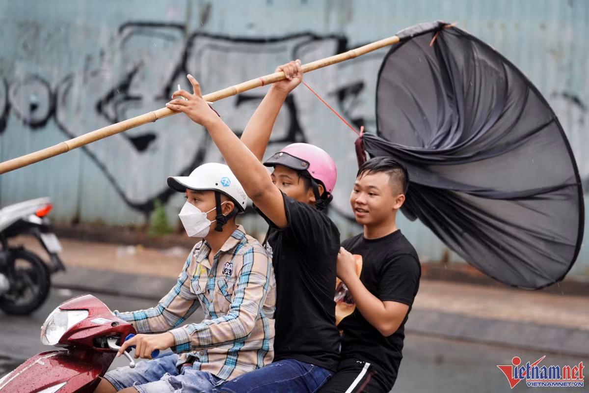 Vào ngày rằm tháng 7, nhiều gia đình tại TP.HCM trong đó chủ yếu là người Hoa ở Chợ Lớn làm mâm cúng cô hồn. Như mọi năm, chiều nay đội quân cướp giật tiền cúng cô hồn lại xuất hiện. Họ chuẩn bị sẵn các dụng cụ vớt tiền và đồ cúng gồm bồ gà và bao to.