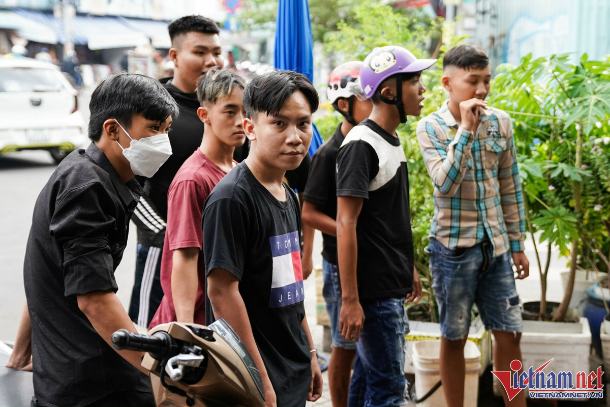 Từ 15h, hàng chục thanh niên có mặt tại vòng xoay Phùng Hưng (quận 5, TP.HCM) để chờ cướp đồ cúng (còn gọi là giật cô hồn).