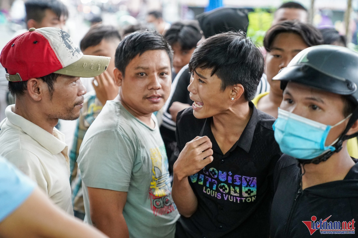 Đến gần giờ cúng, các thanh niên này vẫn chưa thể tiếp cận được khu vực bên trong. Một số người sốt ruột, đòi gia chủ cúng nhanh để đi tiếp điểm khác.