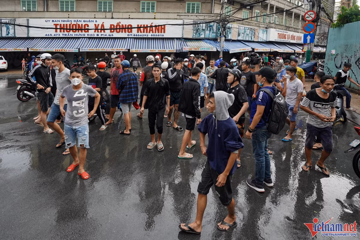 Đội quân giật tiền sau đó tiếp tục di chuyển khắp con đường, ngõ hẻm để tìm kiếm thêm.