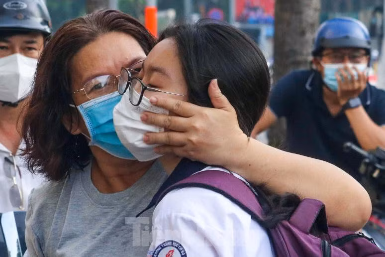 Ngoài những lời chúc tốt đẹp, nhiều phụ huynh gửi gắm lời hứa nếu “vượt vũ môn” thành công sẽ tặng quà hoặc dẫn đi chơi để tiếp thêm động lực cho thí sinh.