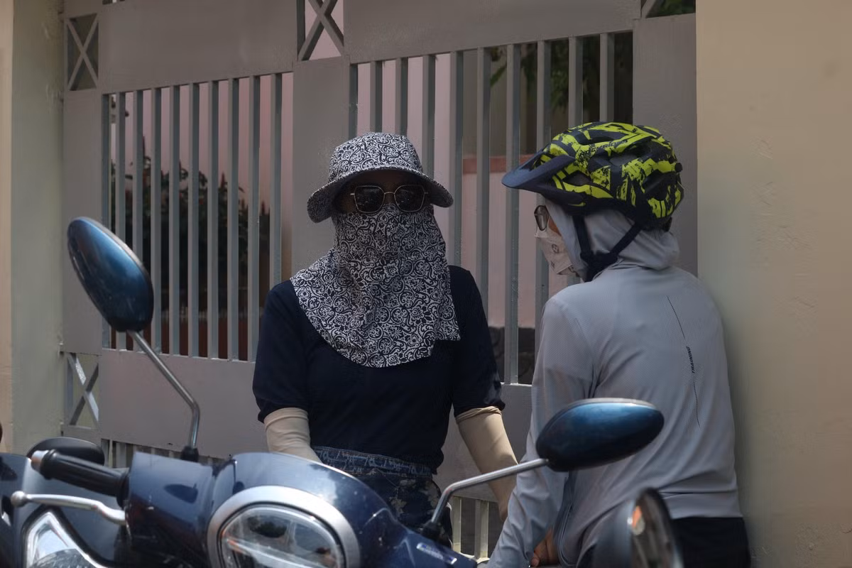 Sau khi thí sinh vào phòng thi, nhiều phụ huynh chọn góc nhỏ đối diện cổng trường trò chuyện với nhau.