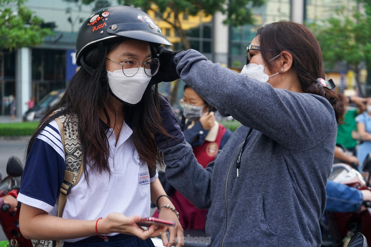 “Hôm qua tôi có nói con đi ngủ sớm nhưng thấy bé lo lắng, cứ lấy sách vở ra xem bài hoài. Sáng nay lại dậy sớm, sợ con không đủ tỉnh táo để thi. Gần đây có quán nước nhưng tôi đứng đây đợi luôn, sợ con cần hỗ trợ gì mà chạy ra không thấy mẹ thì tội”, chị Hạnh (ngụ quận 5) chia sẻ.