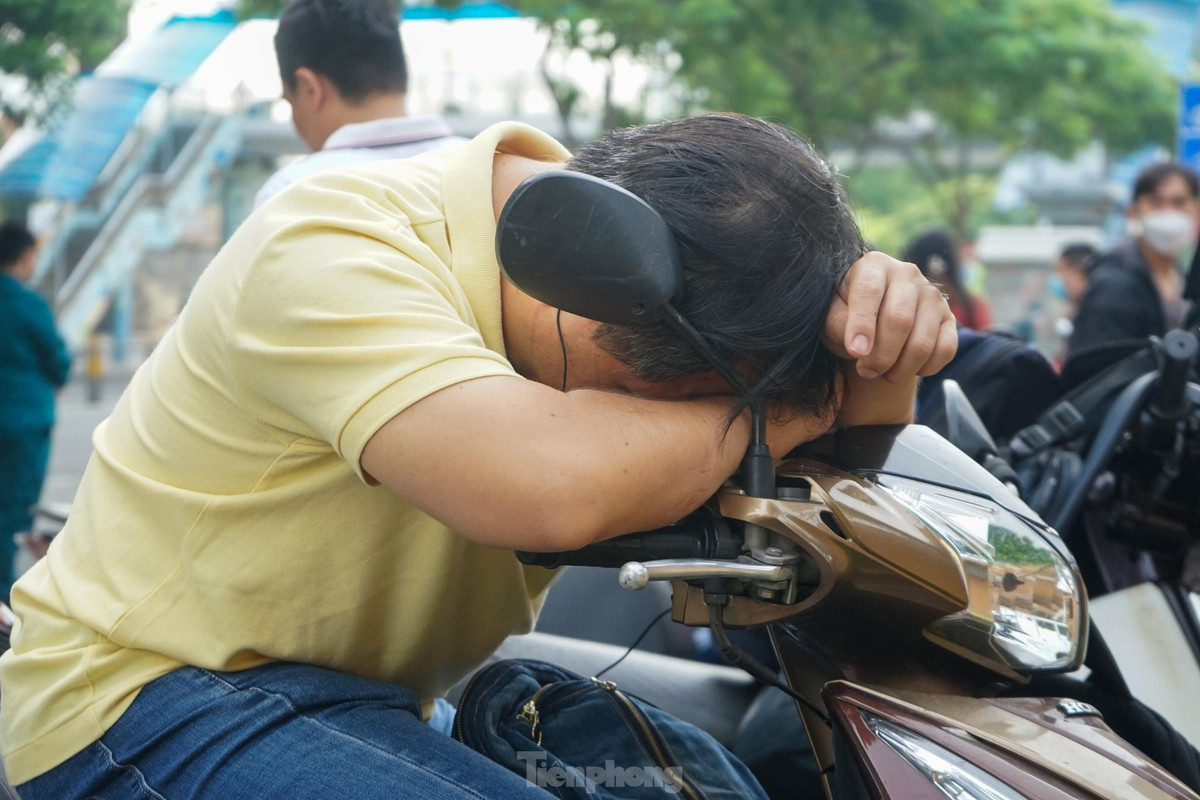 Do chờ khá lâu, nhiều phụ huynh tỏ ra mệt mỏi nên chọn cách nằm ngủ ngay trên xe