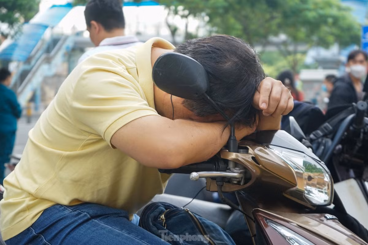 Do chờ khá lâu, nhiều phụ huynh tỏ ra mệt mỏi nên chọn cách nằm ngủ ngay trên xe