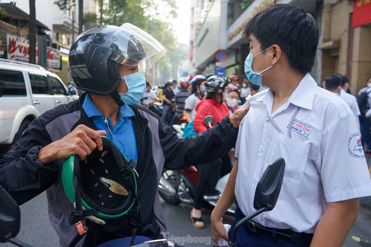 “Đây là lần đầu con tôi tham gia một kỳ thi quan trọng như thế này, thật sự ban đầu khi nghe con nói con nắm vững kiến thức nhưng mình cũng cảm thấy rất lo lắng vì nghe nói năm nay đề rất khó. Hy vọng con sẽ tự tin để vượt qua kỳ thi này”, anh N.A.V (ngụ quận 1) chia sẻ.