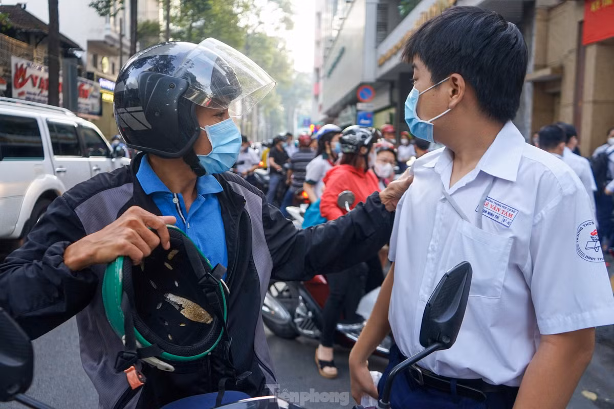 “Đây là lần đầu con tôi tham gia một kỳ thi quan trọng như thế này, thật sự ban đầu khi nghe con nói con nắm vững kiến thức nhưng mình cũng cảm thấy rất lo lắng vì nghe nói năm nay đề rất khó. Hy vọng con sẽ tự tin để vượt qua kỳ thi này”, anh N.A.V (ngụ quận 1) chia sẻ.