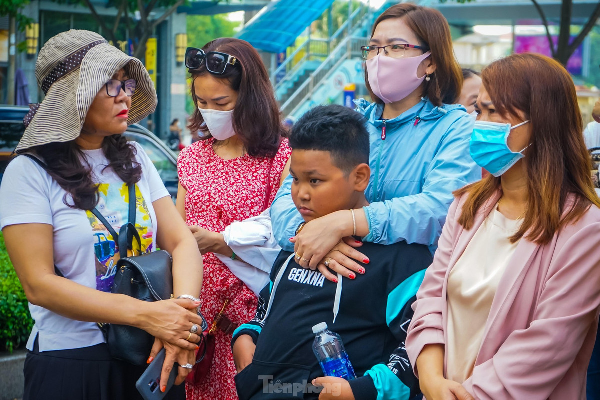 Sau khi giám thị thông báo “bắt đầu tính giờ làm bài”, bên ngoài cổng trường rất đông phụ huynh tìm chỗ ăn sáng ngồi chờ thí sinh với vẻ mặt lo lắng.