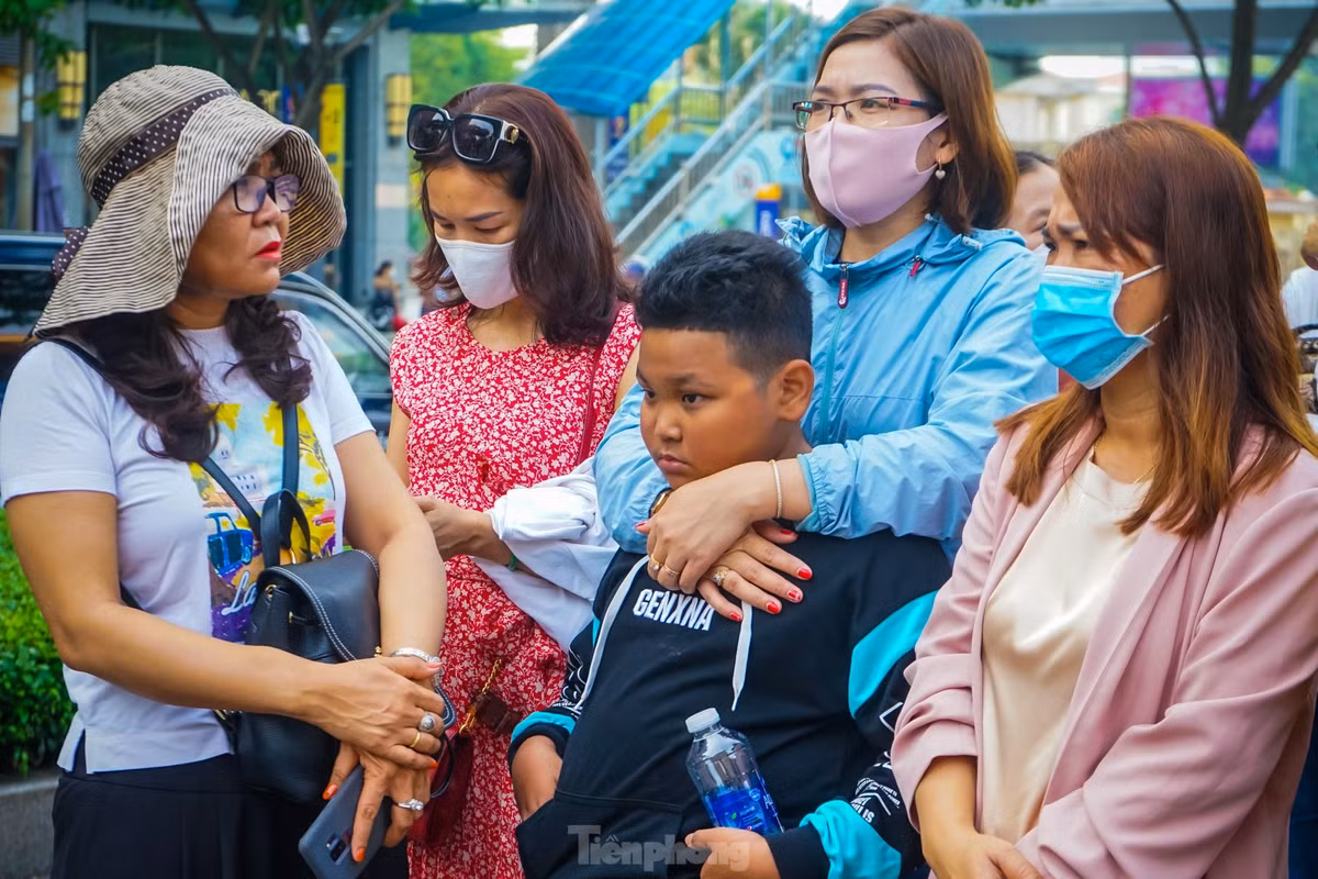 Sau khi giám thị thông báo “bắt đầu tính giờ làm bài”, bên ngoài cổng trường rất đông phụ huynh tìm chỗ ăn sáng ngồi chờ thí sinh với vẻ mặt lo lắng.