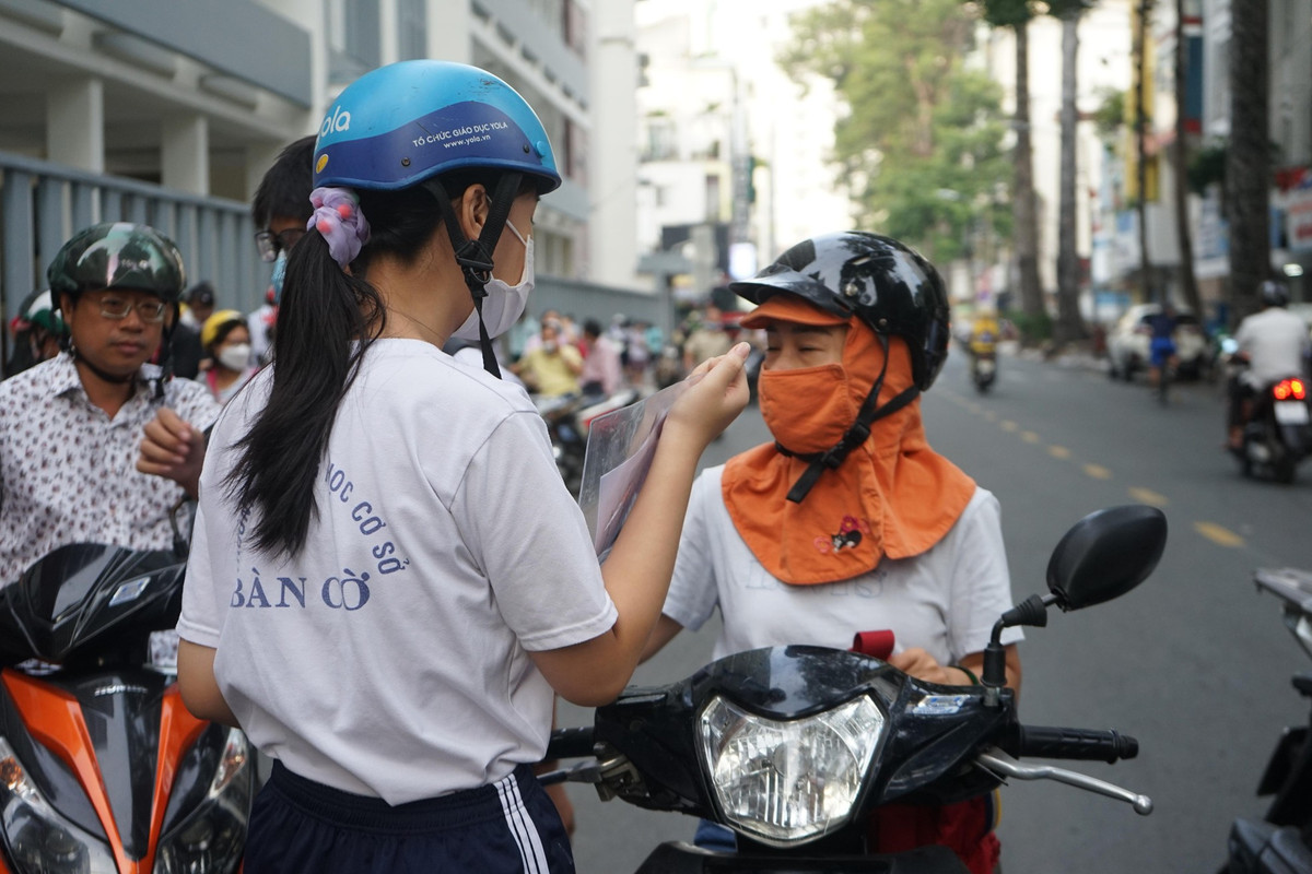 Hầu hết các thí sinh trước khi bước vào điểm thi đều được phụ huynh gửi lời chúc thi tốt và dặn dò khá kỹ lưỡng việc kiểm tra lại bài thi trước khi nộp giám thị.