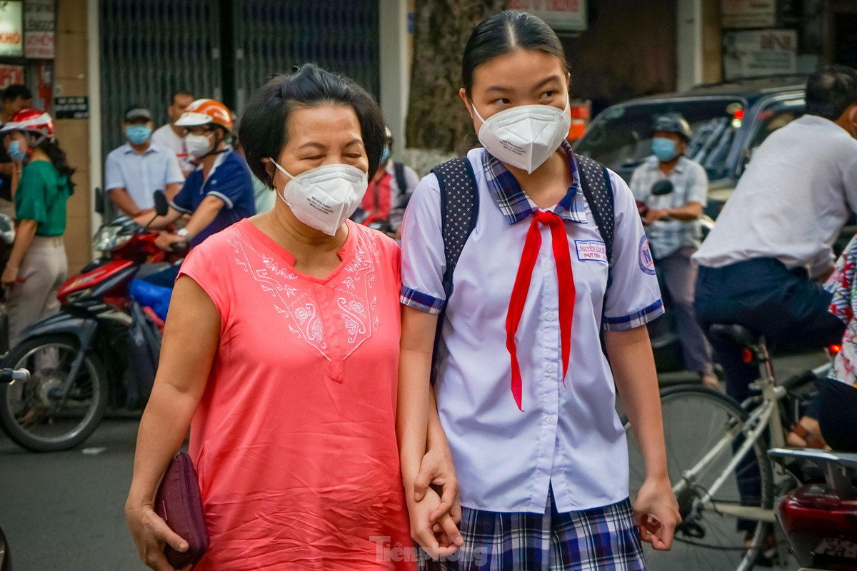 Ghi nhận tại điểm thi vào lớp 10 trường THPT Bùi Thị Xuân (P.Phạm Ngũ Lão, Quận 1) có rất đông phụ huynh chở thí sinh đến làm thủ tục dự thi.