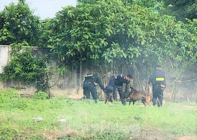 Thượng tá Hà Tấn Phú, Trưởng Công an TX.Tân Uyên (Bình Dương), cho hay để ổn định tình hình an ninh trật tự ở địa phương, phục vụ tốt nhu cầu đi lại, vui chơi, giải trí cho người dân dịp nghỉ lễ 30/4 và 1/5, đơn vị phối hợp với các lực lượng cùng phương tiện, công cụ, động vật nghiệp vụ chủ động đấu tranh các loại tội phạm với phương châm “an ninh chủ động”.