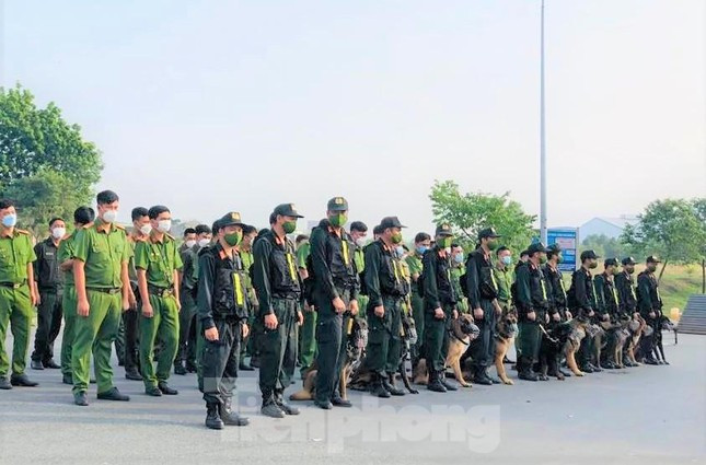 Đáng chú ý, ngoài việc huy động sức mạnh tổng hợp từ nhiều lực lượng còn có sự tham gia của hàng chục chú chó nghiệp vụ làm tăng sức mạnh chiến đấu trong quá trình đấu tranh với các loại tội phạm, ma tuý, tệ nạn xã hội,… thể hiện tinh thần cương quyết, bản lĩnh, tinh nhuệ, quyết liệt ngăn chặn để không phát sinh tình huống bất ngờ, kéo giảm tội phạm.