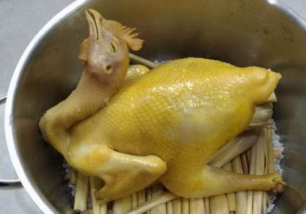 Lấy 1 nắm muối làm theo cách này gà chín vàng - Hình 2 Lay 1 nam muoi lam theo cach nay ga chin vang-Hinh-2