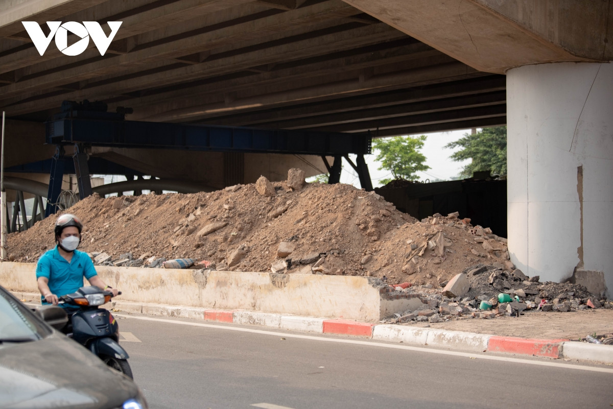 Theo đơn vị điều hành dự án do tình hình dịch bệnh COVID-19 kéo dài, nhiều trường hợp công nhân bị F0, F1 phải cách ly y tế đã làm khó khăn trong công tác huy động nhân lực thi công.