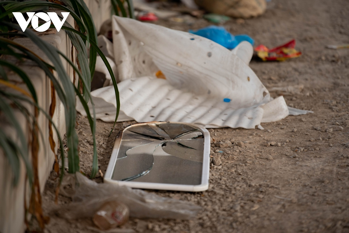 Khu vực công trường trở thành nơi xả rác bừa bãi...