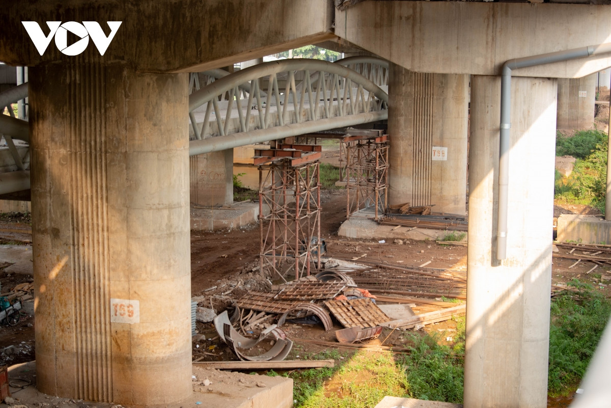 Việc chậm trễ trong quá trình thi công gây ra tình trạng nhếch nhác...