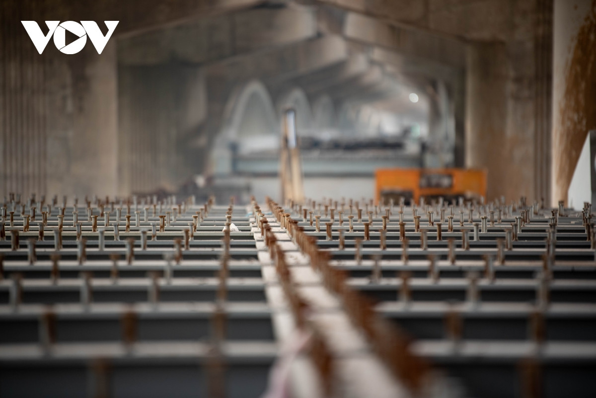 Mặt cắt ngang cầu rộng 7,5 m, bề rộng phần xe chạy 6m. Kết cấu nhịp dầm vòm dạng ống thép 9x33 m, tổng chiều dài cầu 297,2 m. Dầm và vành vòm có tiết diện tròn, đường kính ngoài 508 mm dày 12 mm. Kết cấu phần dưới sử dụng mố dẻo dạng 2 cột cách nhau 7,5 m.