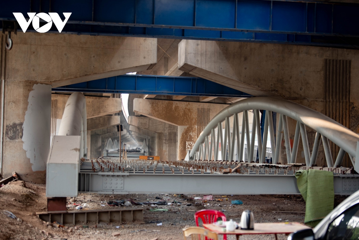 Sau khi thông xe dự án cầu cạn Vành đai 3 đi thấp vượt hồ Linh Đàm vào tháng 10/2020, UBND TP Hà Nội đã điều chỉnh bổ sung thêm hạng mục cầu vòm sắt vượt hồ Linh Đàm dưới đường vành đai 3 dành cho phương tiện xe máy với tổng mức đầu tư là 65 tỷ đồng.