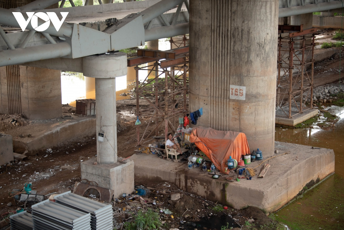 Cũng theo các công nhân tại công trường, do mặt bằng thi công chật hẹp, khó khăn trong việc triển khai các thiết bị thi công công trình, đặc biệt là thi công hạng mục cọc khoan nhồi cũng dẫn đến công trình chưa thể cán đích so với dự kiến.