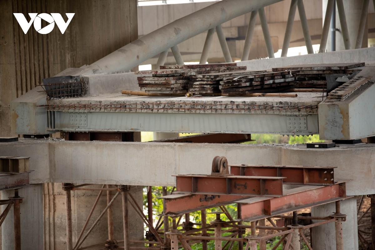 Còn nhiều nhịp cầu vẫn đang xây dựng dang dở...