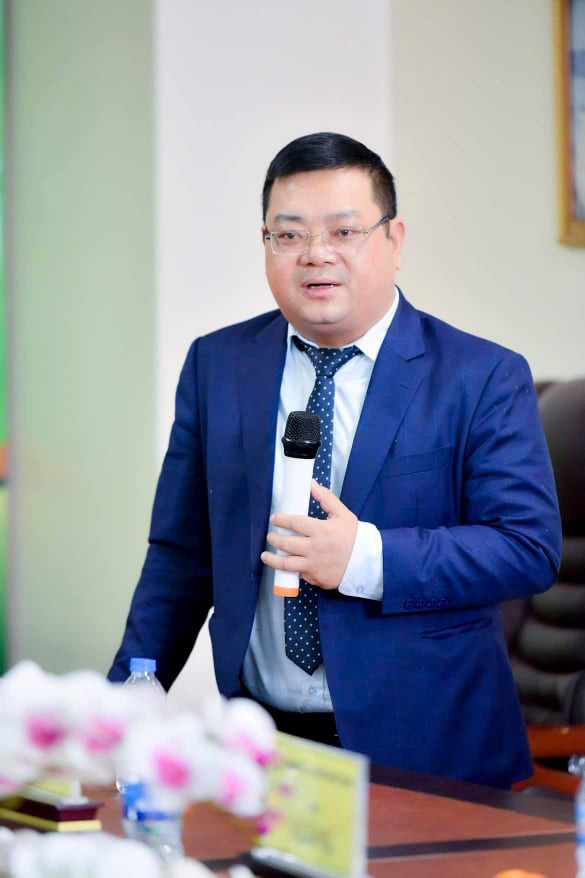 Con bi du xem hinh nong, me dap dien thoai roi am i tren Facebook