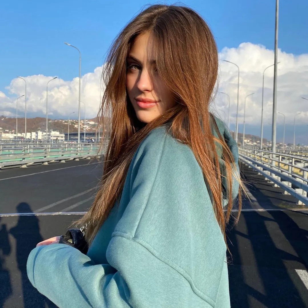 Bên cạnh chuyên môn thể thao, Maria còn là người mẫu kiêm blogger hoạt động trên Instagram. Có lợi thế với nét đẹp ngọt ngào, vóc dáng chuẩn và danh tiếng cá nhân, cô được nhiều nhãn hàng mời hợp tác làm mẫu, quảng cáo. Hiện tại, cô gái 20 tuổi thường xuyên di chuyển giữa Moscow và Sochi để làm việc.