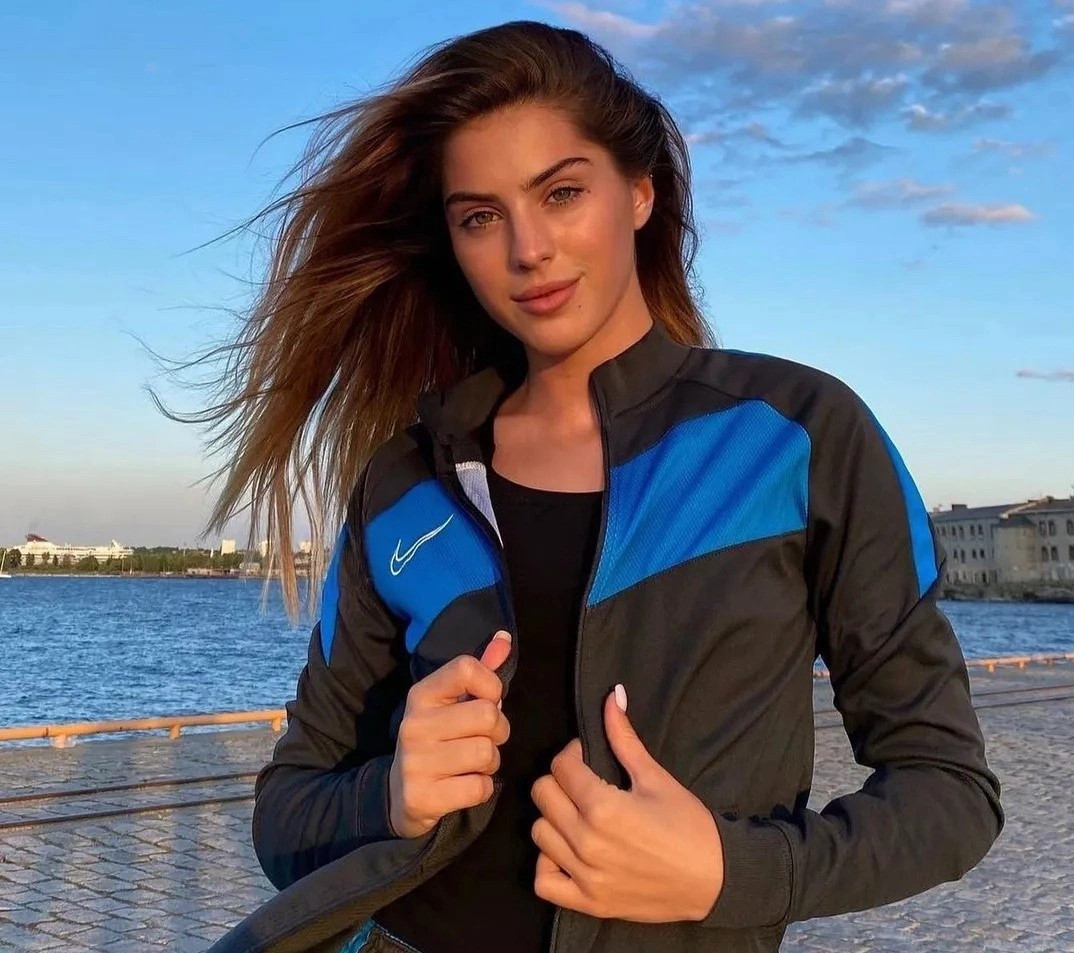 Maria Tarabanskaya (20 tuổi, đến từ Moscow) là gương mặt nổi tiếng trong làng điền kinh Nga, không chỉ bởi loạt thành tích ấn tượng mà còn nhờ ngoại hình sáng. Không chỉ được số đông người hâm mộ thể thao yêu mến, Maria còn là cái tên được truyền thông ưu ái và dành nhiều lời khen.