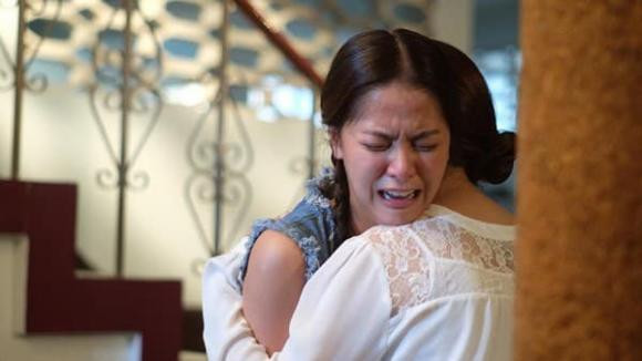 Con gai hoc den muc ngat xiu tren ban