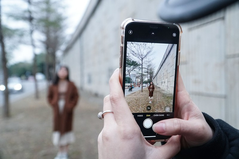 ạn My Lê (quận Cầu Giấy) chia sẻ: "Đây là con đường khá quen thuộc với tôi mỗi khi đi tới trường. Lần đây tiên tôi thấy con đường này rất đỗi thơ mộng, nên tôi cùng bạn đã ra đây để chụp ảnh lưu niệm”.