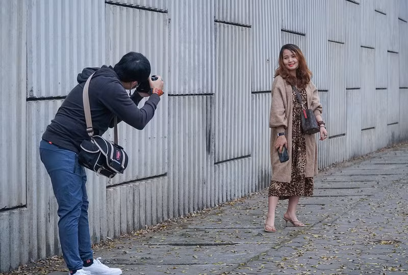 Nhiều bạn trẻ truyền tai nhau, vì lá bàng nhỏ chỉ đổ vàng trong khoảng vài ngày là sẽ rụng hết. Vì thế, ai cũng tranh thủ đi chụp nhanh.