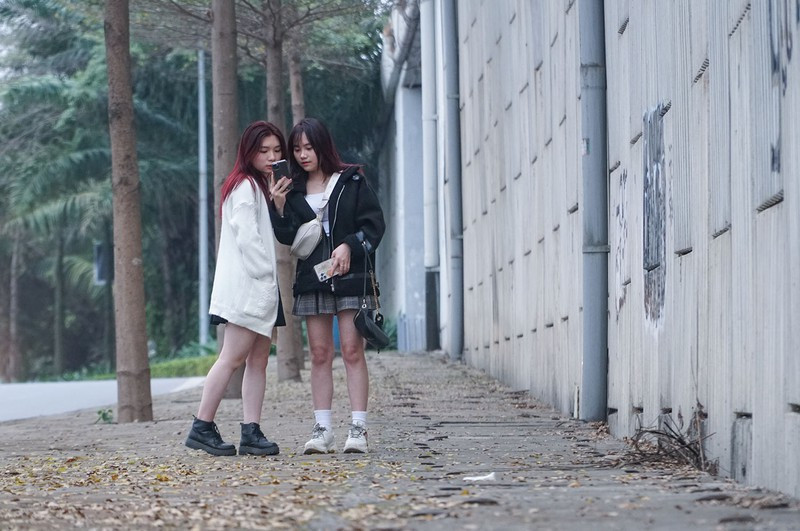 hiều bạn trẻ mải mê lưu lại những tấm hình đẹp nhất cho riêng mình và người thân.