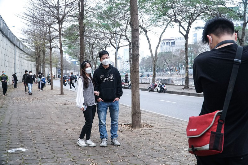 ạn Hoàng Thị Khánh Huyền (sinh viên Học viện Ngân hàng) cho biết, khi đi qua đây thấy nhiều người tạo dạng, khung cảnh cũng khá thơ mộng, nên ngay lập tức Huyền phải dừng chân để chụp một tấm ảnh với con đường đầy lá vàng như phim Hàn Quốc.