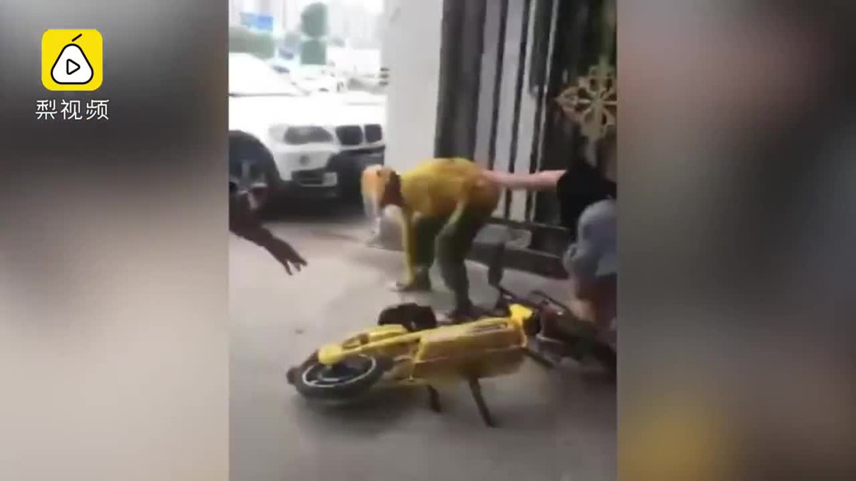 Clip: Giao trễ đồ vài phút, nam shipper bị người phụ nữ đánh tới tấp Clip: Giao tre do vai phut, nam shipper bi nguoi phu nu danh toi tap