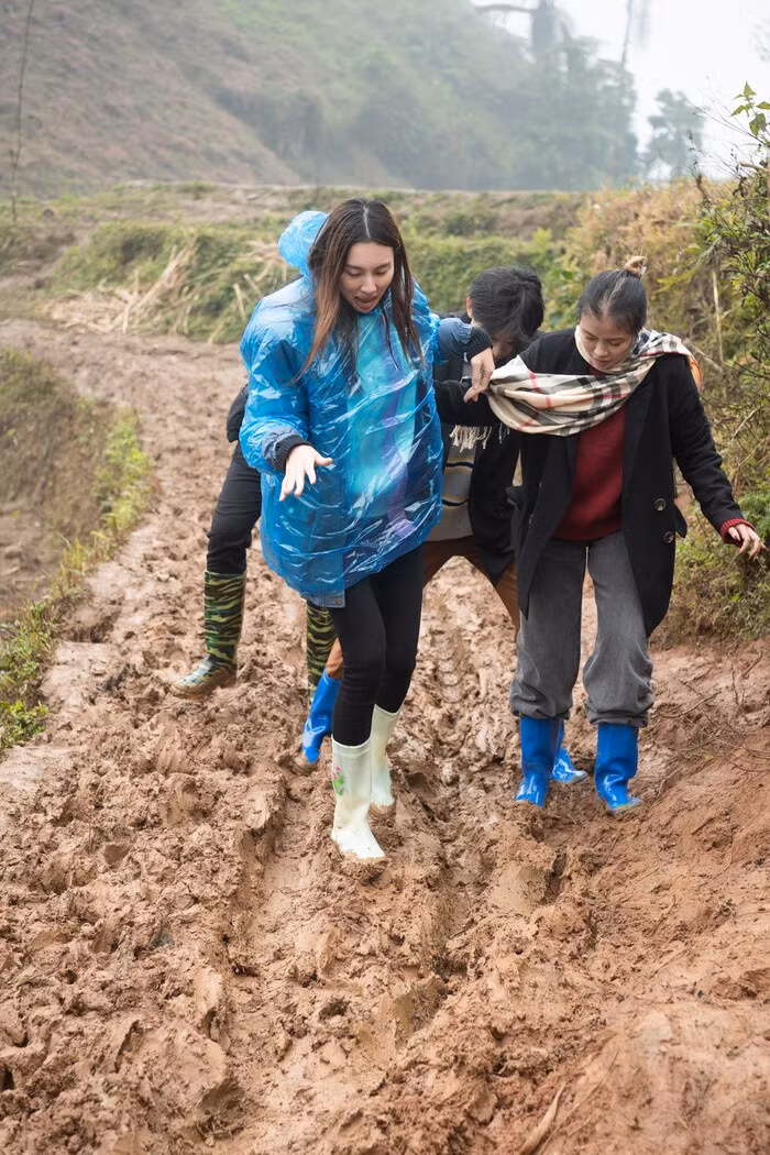 Hoa hậu Thùy Tiên lội bùn lên vùng cao tặng quà các em nhỏ - Hình 2 Hoa hau Thuy Tien loi bun len vung cao tang qua cac em nho-Hinh-2