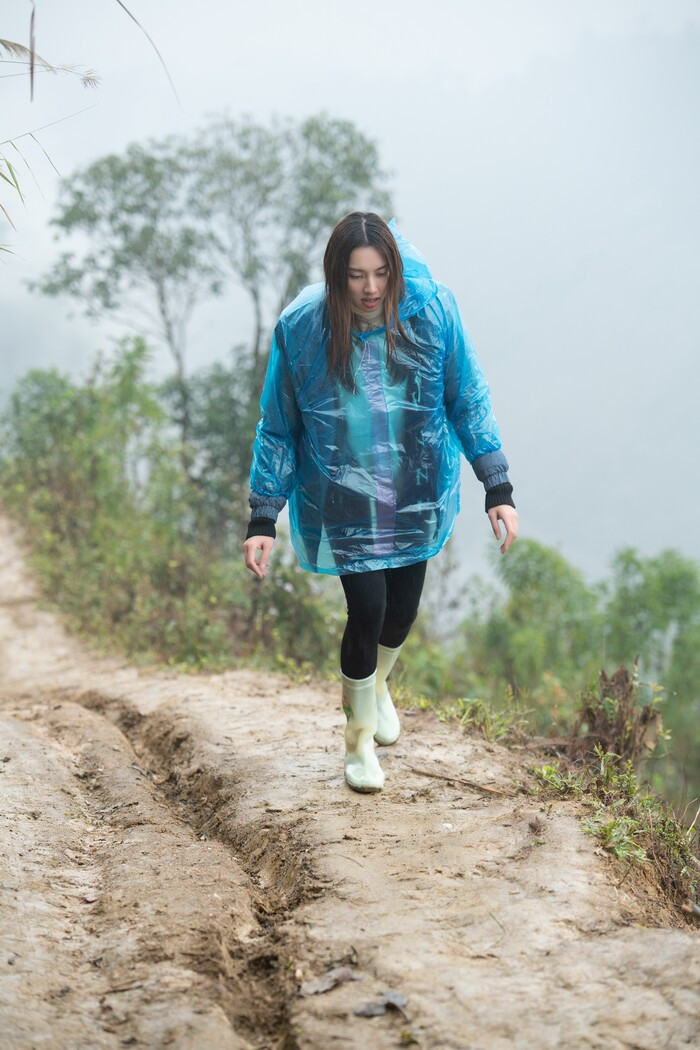 Hoa hau Thuy Tien loi bun len vung cao tang qua cac em nho-Hinh-5
