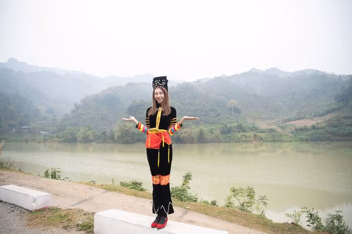 Hoa hậu Thùy Tiên lội bùn lên vùng cao tặng quà các em nhỏ - Hình 9 Hoa hau Thuy Tien loi bun len vung cao tang qua cac em nho-Hinh-9